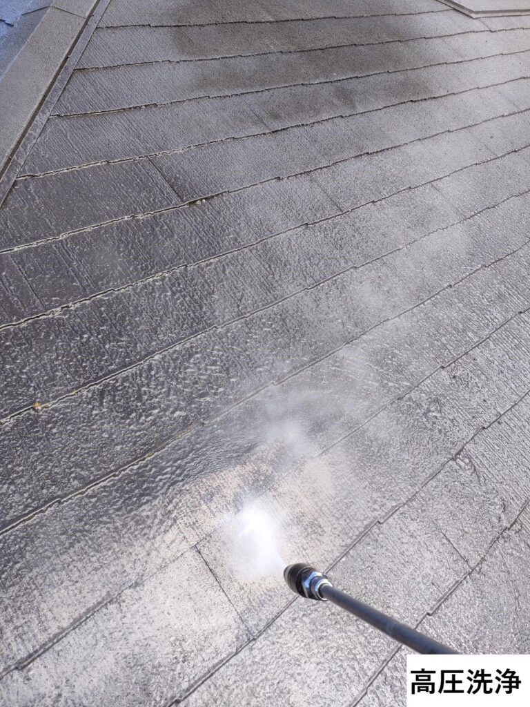 高圧洗浄です。長年蓄積した汚れを除去します。しっかりと洗浄をしないと塗装の効果を半減してしまう原因となります。